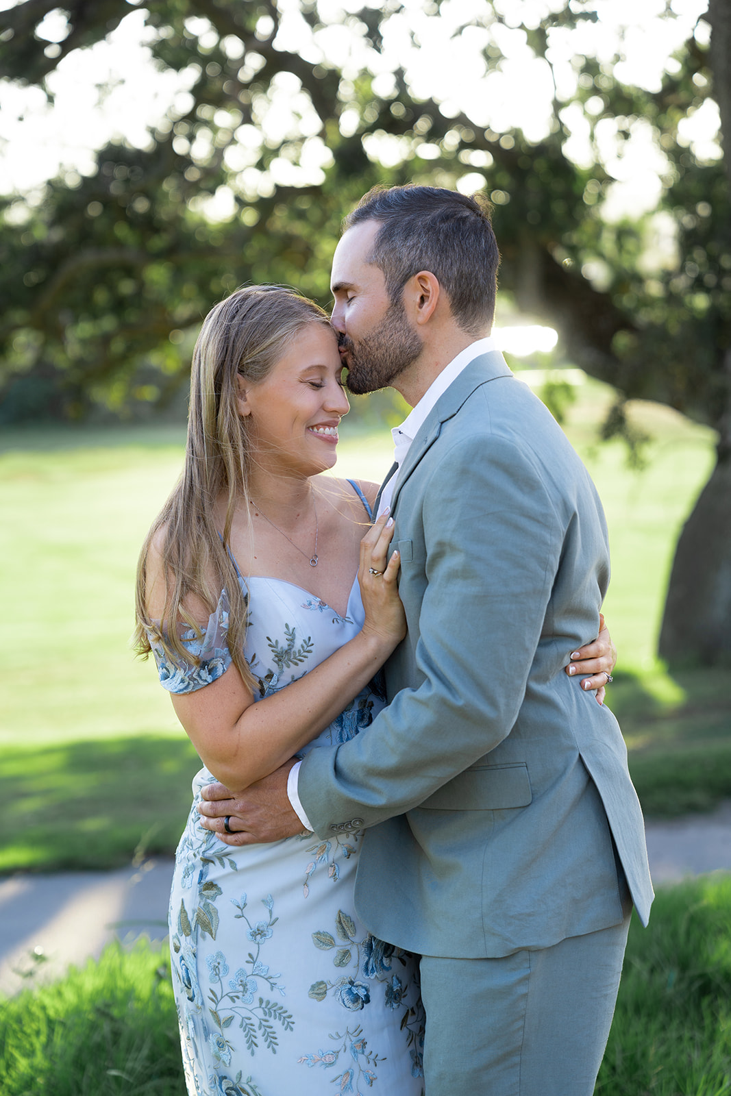 bride and groom kissing at napa fairview